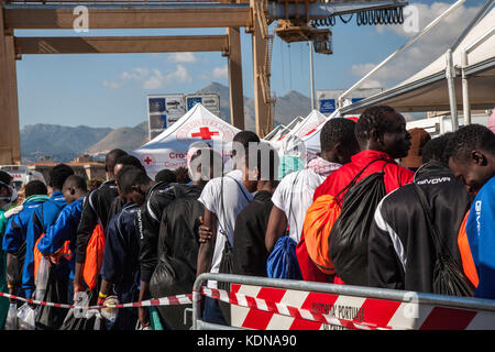 Palermo, Italien. 13 Okt, 2017. Das Aquarius (sos Mediterranee) Schiff im Hafen von Palermo, Italien am 13. Oktober 2017 mit 606 Migranten. des Roten Kreuzes hat die medizinische Versorgung, wie Sie Ausgeschifft. Credit: Antonio Melita/Pacific Press/alamy leben Nachrichten Stockfoto