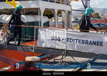 Palermo, Italien. 13 Okt, 2017. Das Aquarius (sos Mediterranee) Schiff im Hafen von Palermo, Italien am 13. Oktober 2017 mit 606 Migranten. des Roten Kreuzes hat die medizinische Versorgung, wie Sie Ausgeschifft. Credit: Antonio Melita/Pacific Press/alamy leben Nachrichten Stockfoto