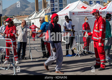 Palermo, Italien. 13 Okt, 2017. Das Aquarius (sos Mediterranee) Schiff im Hafen von Palermo, Italien am 13. Oktober 2017 mit 606 Migranten. des Roten Kreuzes hat die medizinische Versorgung, wie Sie Ausgeschifft. Credit: Antonio Melita/Pacific Press/alamy leben Nachrichten Stockfoto