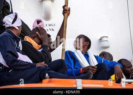 Palermo, Italien. 13 Okt, 2017. Das Aquarius (sos Mediterranee) Schiff im Hafen von Palermo, Italien am 13. Oktober 2017 mit 606 Migranten. des Roten Kreuzes hat die medizinische Versorgung, wie Sie Ausgeschifft. Credit: Antonio Melita/Pacific Press/alamy leben Nachrichten Stockfoto