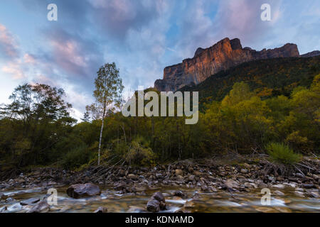 Sonnenuntergang auf arazas Fluss und Punta de gallinero Berg im Nationalpark von Ordesa Stockfoto