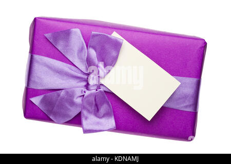 Violett Geschenkbox mit lila Band und Bogen mit Papier Stockfoto