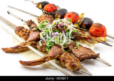 Shish Kebab auf weißem Hintergrund Stockfoto
