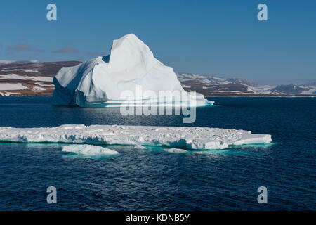 Grönland, Scoresbysund alias Scoresby Sund. Große Eisberge in der Nähe von Ittoqqortoormiit (70Â 28'43' N 21Â 57'44' W). Stockfoto