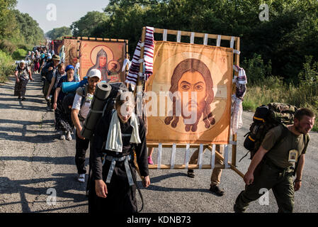 Die Prozession von Kamianets-Podilsky auf das Heilige Mariä-Entschlafen Pochaev Lavra, August 19 - 25, 2017, Ukraine. Seit mehr als 150 Jahren die Prozession versammelt Tausende von Pilgern, die den Weg der 210 Kilometer während 7 Tagen überqueren würde. Über 20 tausend Gläubige nahmen an der Veranstaltung in diesem Jahr. Stockfoto