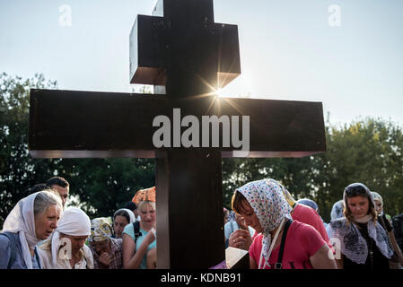 Die Prozession von kamianets - Mirano auf das Heilige Mariä-Entschlafen pochaev Lavra, August 19 - 25, 2017, Ukraine. Seit mehr als 150 Jahren die Prozession versammelt Tausende von Pilgern, die den Weg der 210 Kilometer während 7 Tagen überqueren würde. über 20 tausend Gläubige teil fand die Veranstaltung in diesem Jahr. Stockfoto