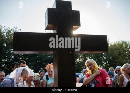 Die Prozession von Kamianets-Podilsky auf das Heilige Mariä-Entschlafen Pochaev Lavra, August 19 - 25, 2017, Ukraine. Seit mehr als 150 Jahren die Prozession versammelt Tausende von Pilgern, die den Weg der 210 Kilometer während 7 Tagen überqueren würde. Über 20 tausend Gläubige nahmen an der Veranstaltung in diesem Jahr. Stockfoto