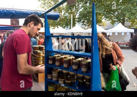 Montreuil, Frankreich, lokale Produkte, französischer Bauernmarkt für Bio-Lebensmittel auf dem öffentlichen Platz in den Pariser Vororten, france Bio, Vorstadtstraße, Honig Stockfoto