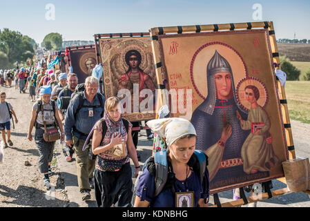 Die Prozession von kamianets - Mirano auf das Heilige Mariä-Entschlafen pochaev Lavra, August 19 - 25, 2017, Ukraine. Seit mehr als 150 Jahren die Prozession versammelt Tausende von Pilgern, die den Weg der 210 Kilometer während 7 Tagen überqueren würde. über 20 tausend Gläubige teil fand die Veranstaltung in diesem Jahr. Stockfoto