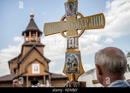 Die Prozession von kamianets - Mirano auf das Heilige Mariä-Entschlafen pochaev Lavra, August 19 - 25, 2017, Ukraine. Seit mehr als 150 Jahren die Prozession versammelt Tausende von Pilgern, die den Weg der 210 Kilometer während 7 Tagen überqueren würde. über 20 tausend Gläubige teil fand die Veranstaltung in diesem Jahr. Stockfoto