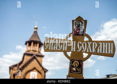 Die Prozession von Kamianets-Podilsky auf das Heilige Mariä-Entschlafen Pochaev Lavra, August 19 - 25, 2017, Ukraine. Seit mehr als 150 Jahren die Prozession versammelt Tausende von Pilgern, die den Weg der 210 Kilometer während 7 Tagen überqueren würde. Über 20 tausend Gläubige nahmen an der Veranstaltung in diesem Jahr. Stockfoto