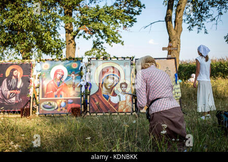 Die Prozession von kamianets - Mirano auf das Heilige Mariä-Entschlafen pochaev Lavra, August 19 - 25, 2017, Ukraine. Seit mehr als 150 Jahren die Prozession versammelt Tausende von Pilgern, die den Weg der 210 Kilometer während 7 Tagen überqueren würde. über 20 tausend Gläubige teil fand die Veranstaltung in diesem Jahr. Stockfoto
