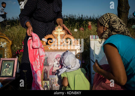 Die Prozession von Kamianets-Podilsky auf das Heilige Mariä-Entschlafen Pochaev Lavra, August 19 - 25, 2017, Ukraine. Seit mehr als 150 Jahren die Prozession versammelt Tausende von Pilgern, die den Weg der 210 Kilometer während 7 Tagen überqueren würde. Über 20 tausend Gläubige nahmen an der Veranstaltung in diesem Jahr. Stockfoto