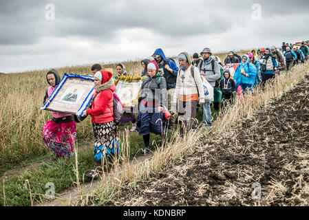 Die Prozession von kamianets - Mirano auf das Heilige Mariä-Entschlafen pochaev Lavra, August 19 - 25, 2017, Ukraine. Seit mehr als 150 Jahren die Prozession versammelt Tausende von Pilgern, die den Weg der 210 Kilometer während 7 Tagen überqueren würde. über 20 tausend Gläubige teil fand die Veranstaltung in diesem Jahr. Stockfoto