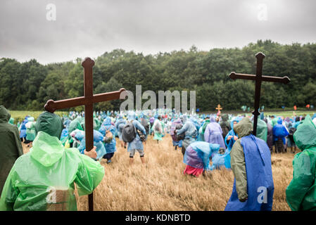 Die Prozession von Kamianets-Podilsky auf das Heilige Mariä-Entschlafen Pochaev Lavra, August 19 - 25, 2017, Ukraine. Seit mehr als 150 Jahren die Prozession versammelt Tausende von Pilgern, die den Weg der 210 Kilometer während 7 Tagen überqueren würde. Über 20 tausend Gläubige nahmen an der Veranstaltung in diesem Jahr. Stockfoto