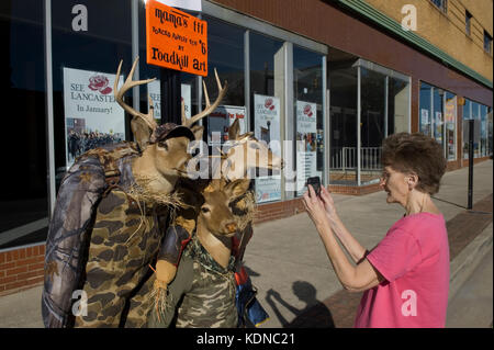 Halloween street Anzeige, USA. Display zeigt Kaukasischen senior Frau Snapshot wird der Rotwild Jäger für alle Hallow Eve. Stockfoto