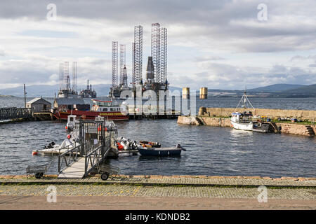 Cromarty Hafen mit Fähre Renfrew Rose Nigg und Ölplattformen im Cromarty Firth bei Cromarty Black Isle Schottland Großbritannien Stockfoto