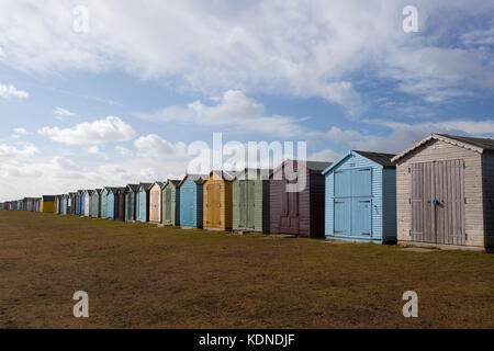 Holzhütten am Dovercourt, in der Nähe von Harwich, Essex, England Stockfoto