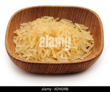 Basmati Reis in einer Schüssel über weißen Hintergrund Stockfoto