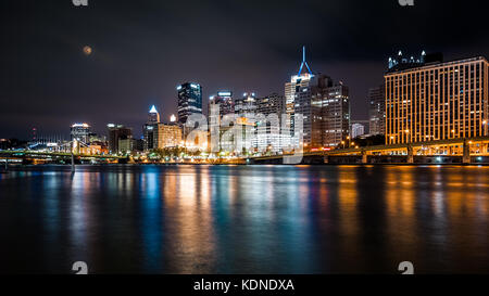 Pittsburgh Downtown Skyline bei Nacht von North Shore riverfront Park in Allegheny River gesehen. Stockfoto