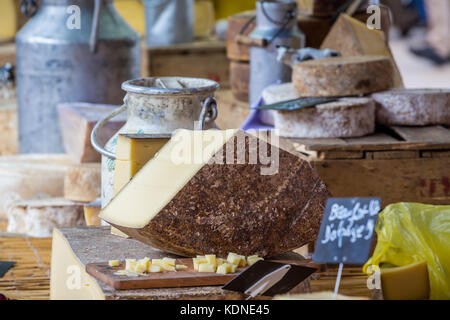 Käse für den Verkauf auf Marktstand Stockfoto