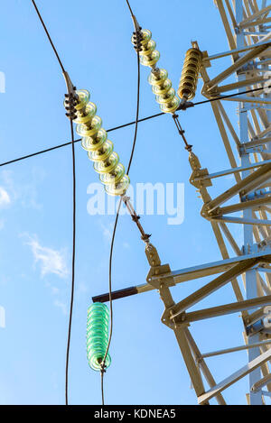 Hohe Spannung der elektrischen Turm gegen den blauen Himmel. Power Transmission Line Stockfoto