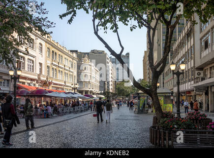 Curitiba, Brasilien - 23.August 2017: Flower Street (Rua das Flores) und Palacio Avenida (Avenida Palace) - curitiba, Parana, Brasilien Stockfoto