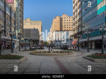 Curitiba, Brasilien - 23.August 2017: Flower Street (Rua das Flores) in der Innenstadt von Curitiba - curitiba, Parana, Brasilien Stockfoto