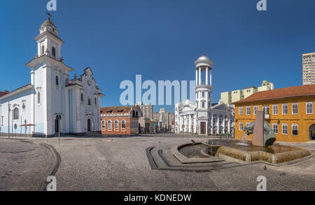 Piazza Garibaldi in Curitiba historische Zentrum mit der presbyterianischen Kirche, rosario Kirche und sabbern Pferd (cavalo babao) Brunnen - curitiba, Parana, Stockfoto