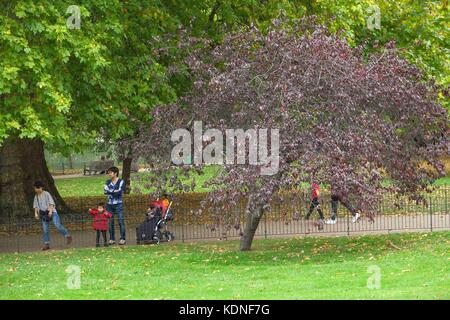 London, Großbritannien. 14 Okt, 2017. fein Herbst Wetter in St James Park. Credit: Claire Doherty/Pacific Press/alamy leben Nachrichten Stockfoto