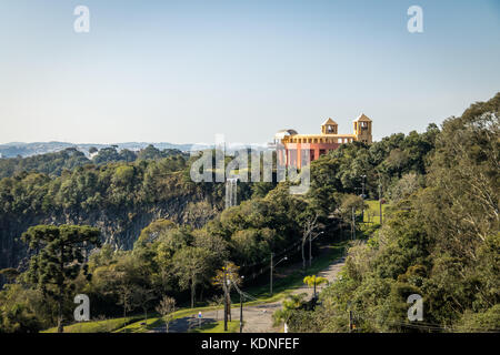 Aussichtspunkt und Wasserfall in tangua Park - Curitiba, Brasilien Stockfoto