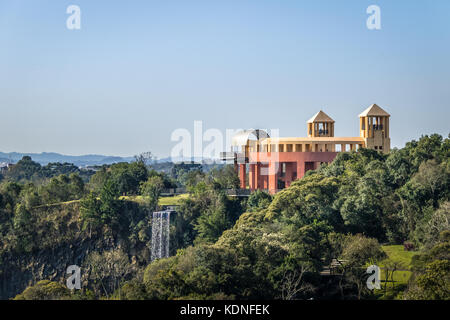 Aussichtspunkt und Wasserfall in tangua Park - Curitiba, Brasilien Stockfoto