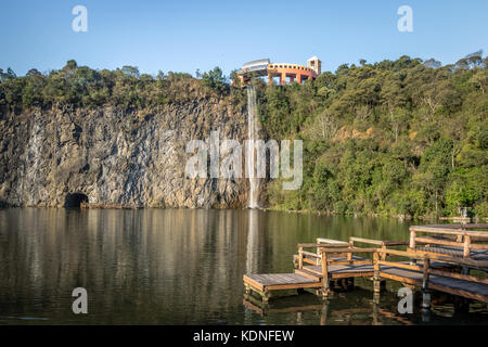 Aussichtspunkt und Wasserfall in tangua Park - Curitiba, Brasilien Stockfoto