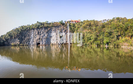 Aussichtspunkt und Wasserfall in tangua Park - Curitiba, Brasilien Stockfoto