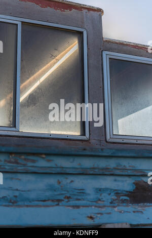 Abgebrochene Fischerboot am Meer Stockfoto