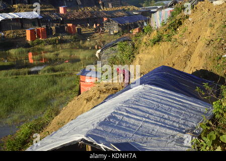 Rohingya Flüchtlinge Spaziergänge an der balukhali Camp in Cox's Bazar, Bangladesch, am 10. Oktober 2017. Nach Angaben der Hohen Kommissarin der Vereinten Nationen für Stockfoto