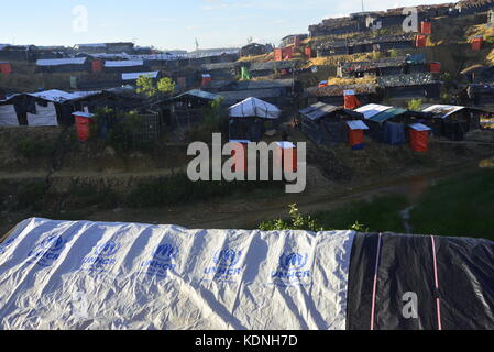 Rohingya Flüchtlinge Spaziergänge an der balukhali Camp in Cox's Bazar, Bangladesch, am 10. Oktober 2017. Nach Angaben der Hohen Kommissarin der Vereinten Nationen für Stockfoto