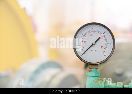 Kleine manometer, runde industrieller Thermometer dof Stockfoto