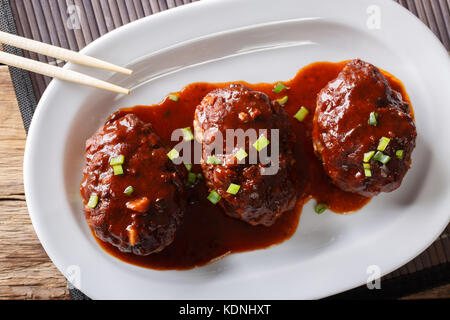 Japanisches Essen: hamburg Steak oder hambagu mit einer pikanten Sauce auf einer Platte close-up. horizontal oben Ansicht von oben Stockfoto