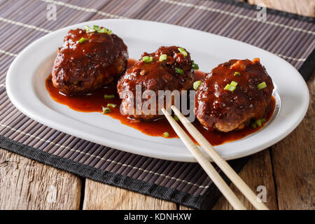 Japanische hambagu Steak mit Sauce close-up auf einem weißen Teller auf dem Tisch. Horizontale Stockfoto