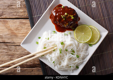 Japanische Mittagessen: hamburg Steak oder hambagu mit Soße und Reis Nudeln close-up auf einem Teller auf den Tisch. horizontal oben Ansicht von oben Stockfoto