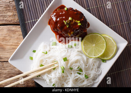 Hamburg Steak oder hambagu mit garnieren Reis Suppennudeln close-up auf einem Teller. horizontal oben Ansicht von oben Stockfoto