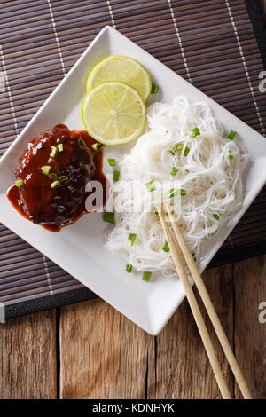 Japanische Mittagessen: hamburg Steak oder hambagu mit Soße und Reis Nudeln close-up auf einem Teller auf den Tisch. Senkrechte Draufsicht von oben Stockfoto