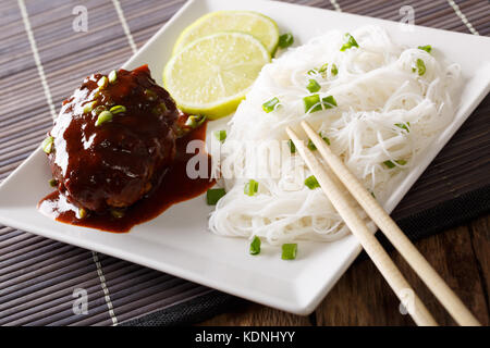 Japanische Mittagessen: hamburg Steak oder hambagu mit Soße und Reis Nudeln close-up auf einem Teller auf den Tisch. Horizontale Stockfoto