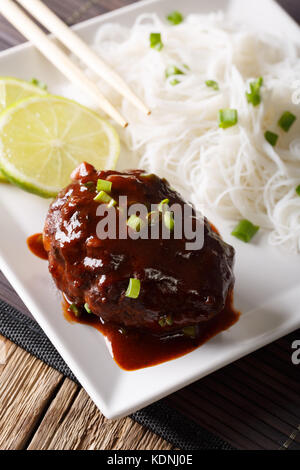 Japanische hambagu Steak mit Reis Suppennudeln und Kalk closeup auf einem Teller. Vertikale Stockfoto