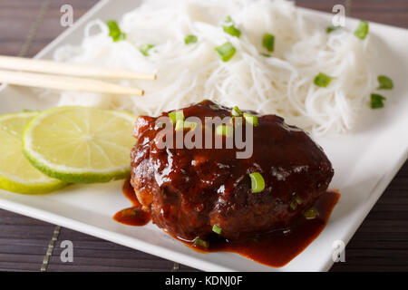 Hamburg Steak oder hambagu mit garnieren Reis Suppennudeln close-up auf einem Teller. Horizontale Stockfoto