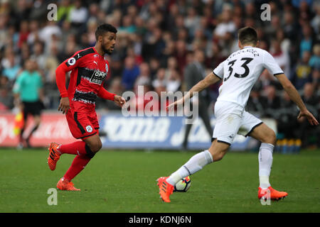 Elias Kachunga von Huddersfield Town (links) und Federico Fernandez von Swansea City Kampf um den Ball Stockfoto