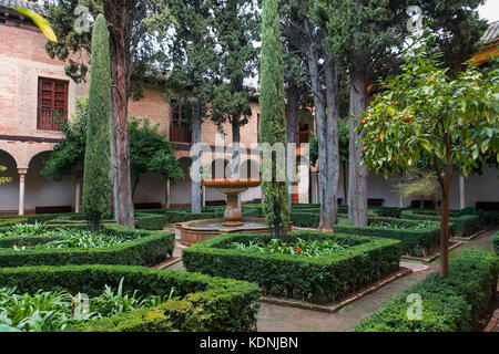 Der Patio de Lindaraja, auch bekannt als Daraxa'a Garten, und die Kaiserkammern (Habitaciones de Carlos V), La Alhambra, Granada, Andalusien, Spanien Stockfoto