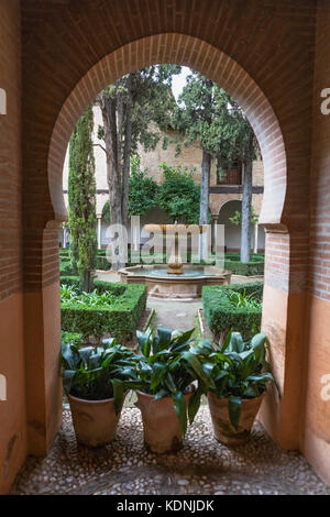 Der Patio de Lindaraja, vom Eingang zum La Sala de los Secretos, La Alhambra, Granada, Andalusien, Spanien aus gesehen Stockfoto