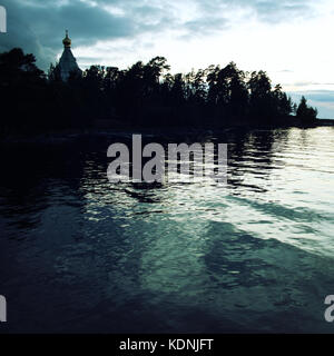 Ladoga See. Am späten Abend. Sankt Nikolaus Kirche auf der Insel (Skete). Insel Walaam. Im Alter von Foto. Schönen Kirchen. Nikolsky Kloster. Nicholas Stockfoto